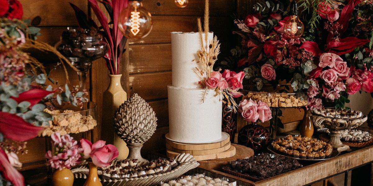 DIY Brunch Wedding Tips: How to (budget-friendly) - cake