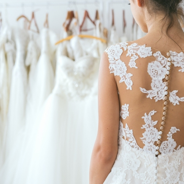 Danielle and her dreamy lace train! — My little Wedding Shop