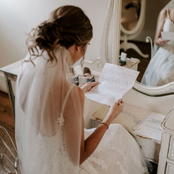 Wedding Photo Ideas You Need reading letter