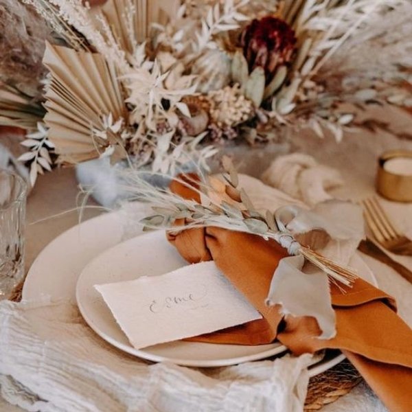 Easy Ways To Elevate Your Wedding Tablescape - add textures