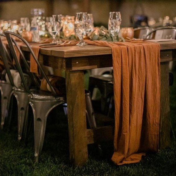 Easy Ways To Elevate Your Wedding Tablescape - textured linens