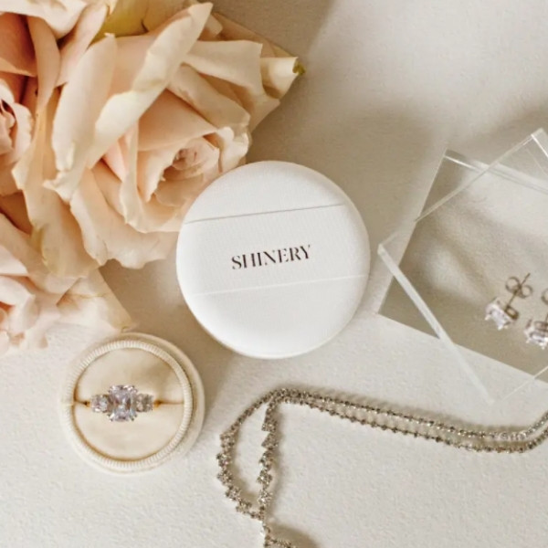 How To Take Care Of Your Engagement Ring - Shinery Jewelry Polisher