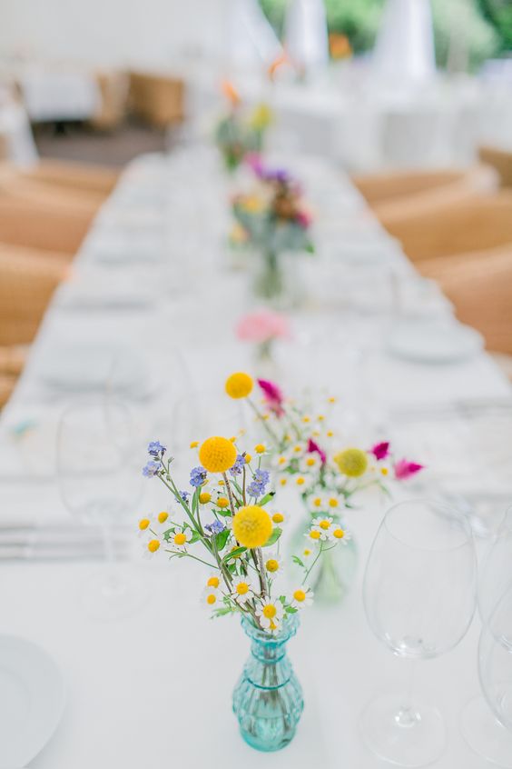 Bud Vase Centerpiece Ideas - daisies