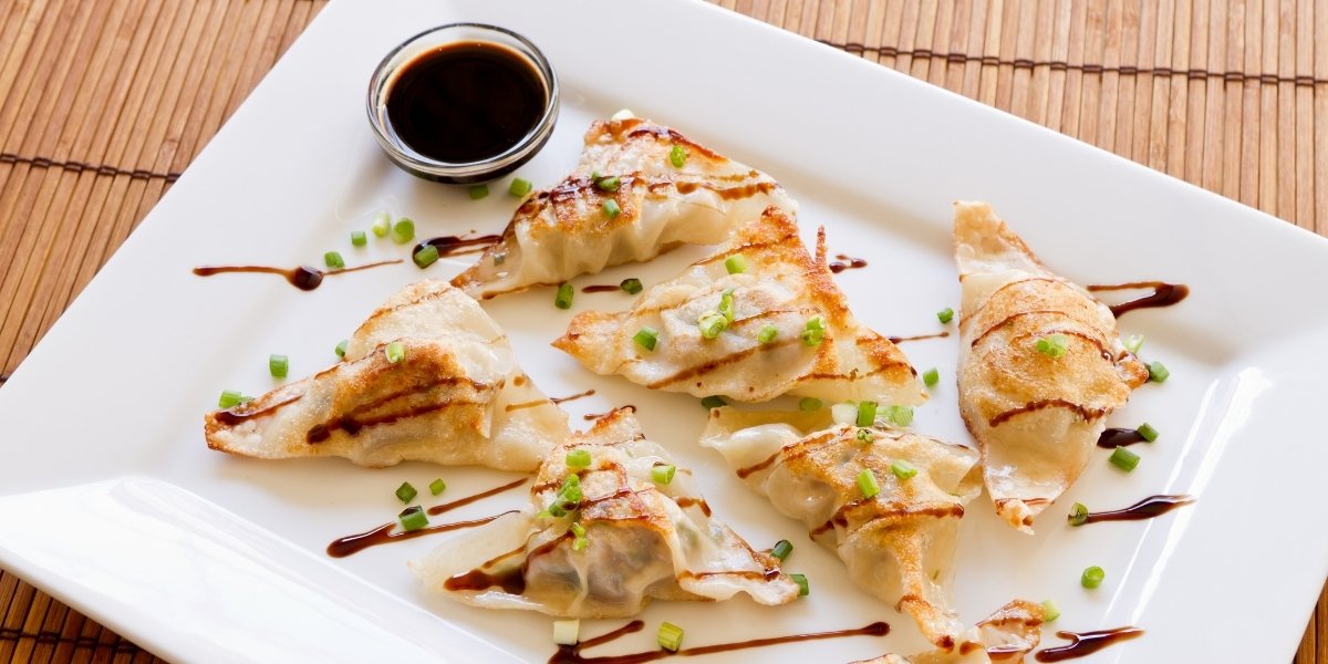 Wedding Cocktail Hour Appetizers: How Many Should You Serve? - potstickers