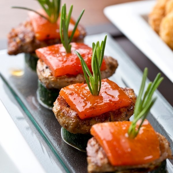 Wedding Cocktail Hour Appetizers: How Many Should You Serve?