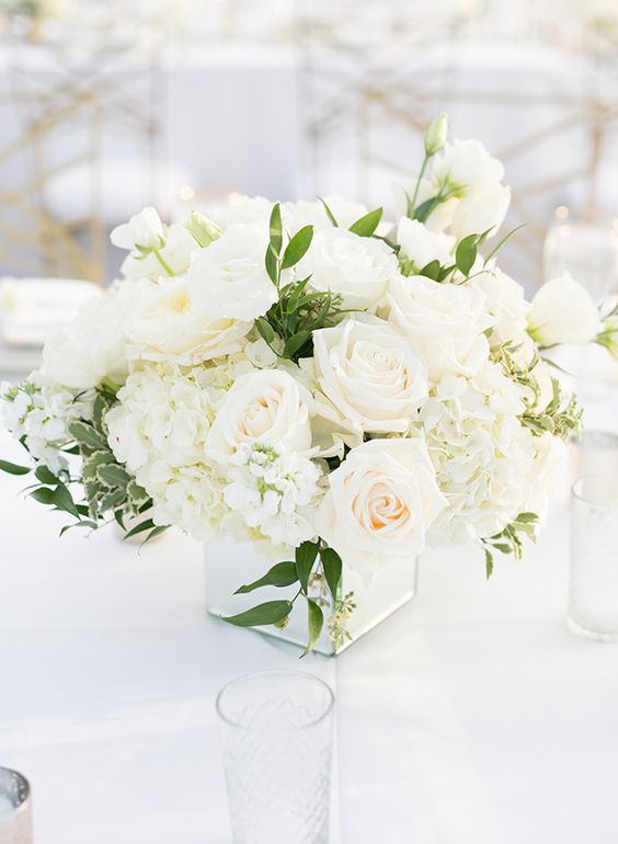 White Wedding Centerpiece Ideas: Classic & Elegant