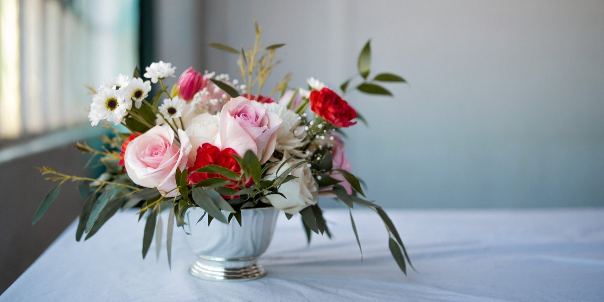 Casual Wedding Tips: Cost-Effective + Beautiful. - minimalist decor