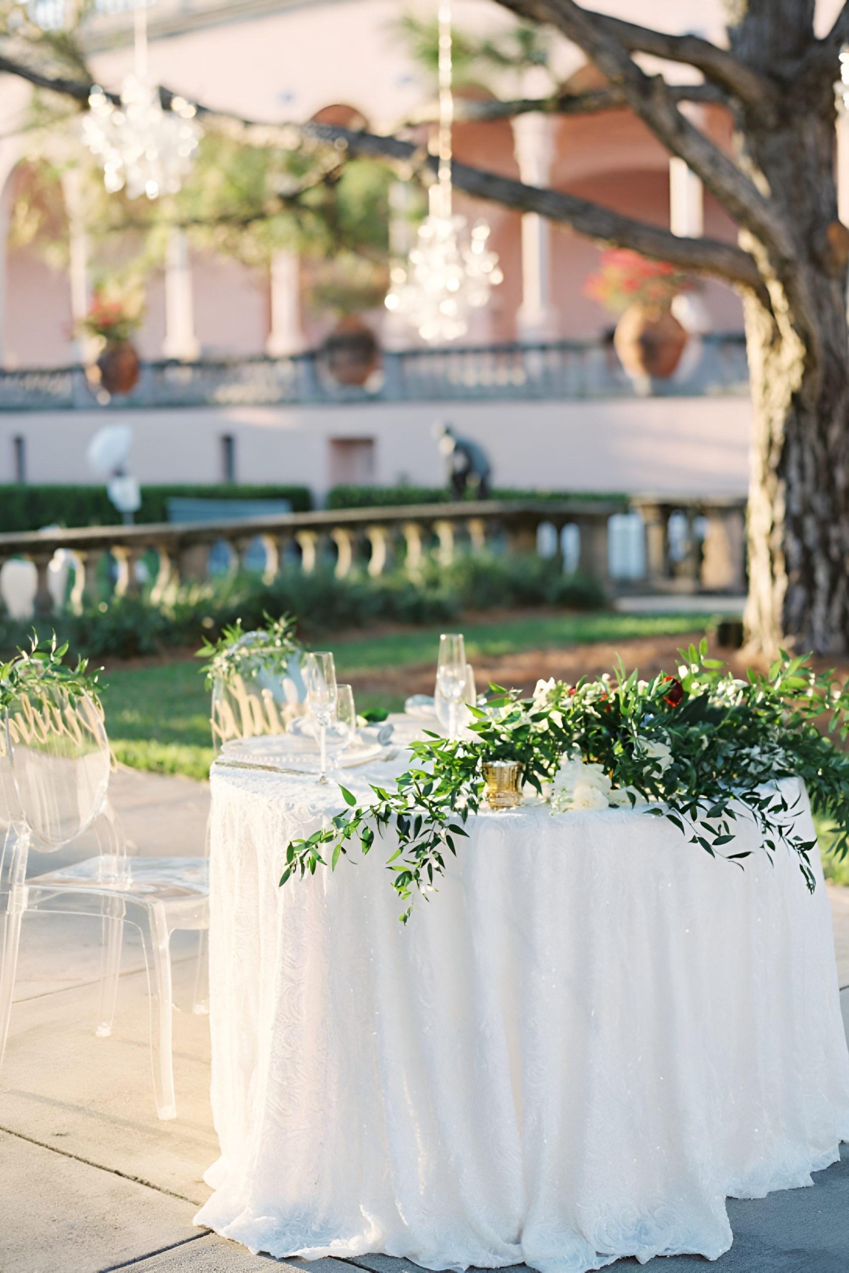 Sweetheart Table Flowers: Wedding