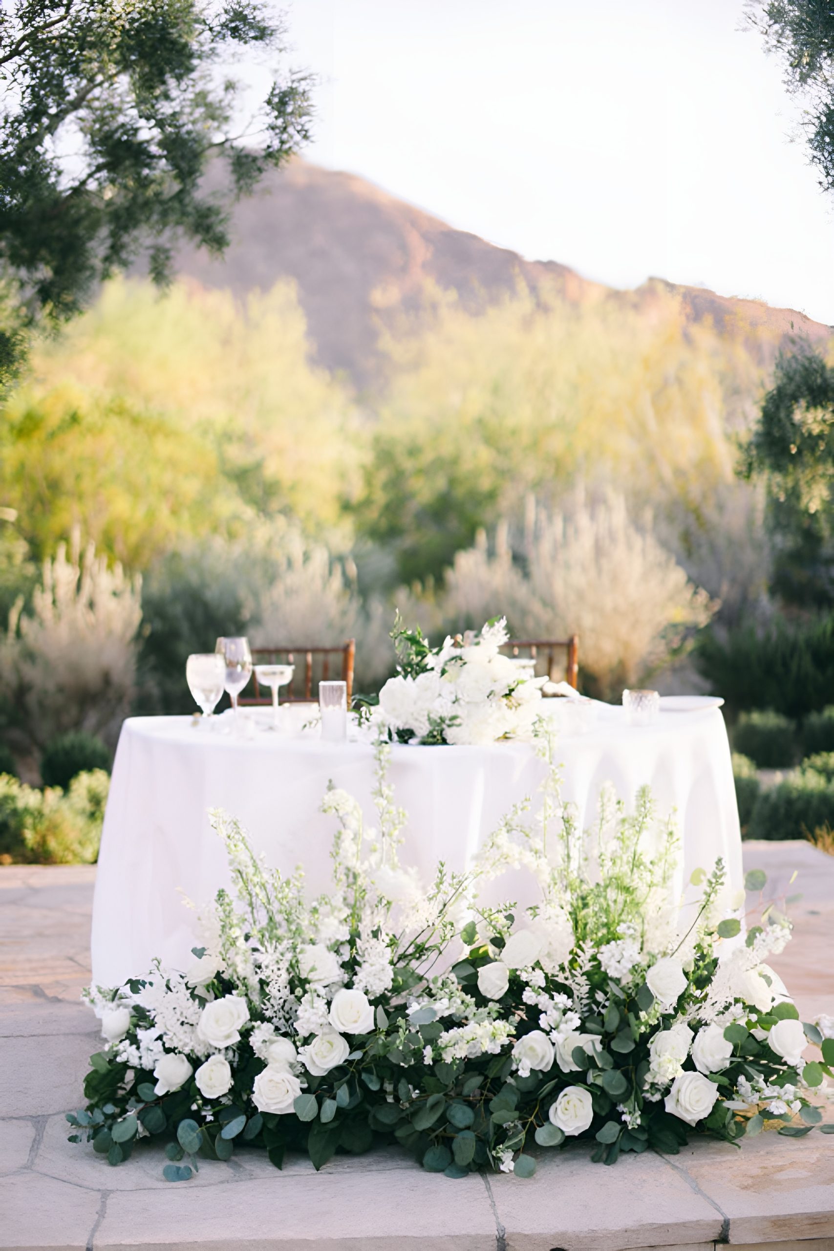 Sweetheart Table Flowers: Wedding