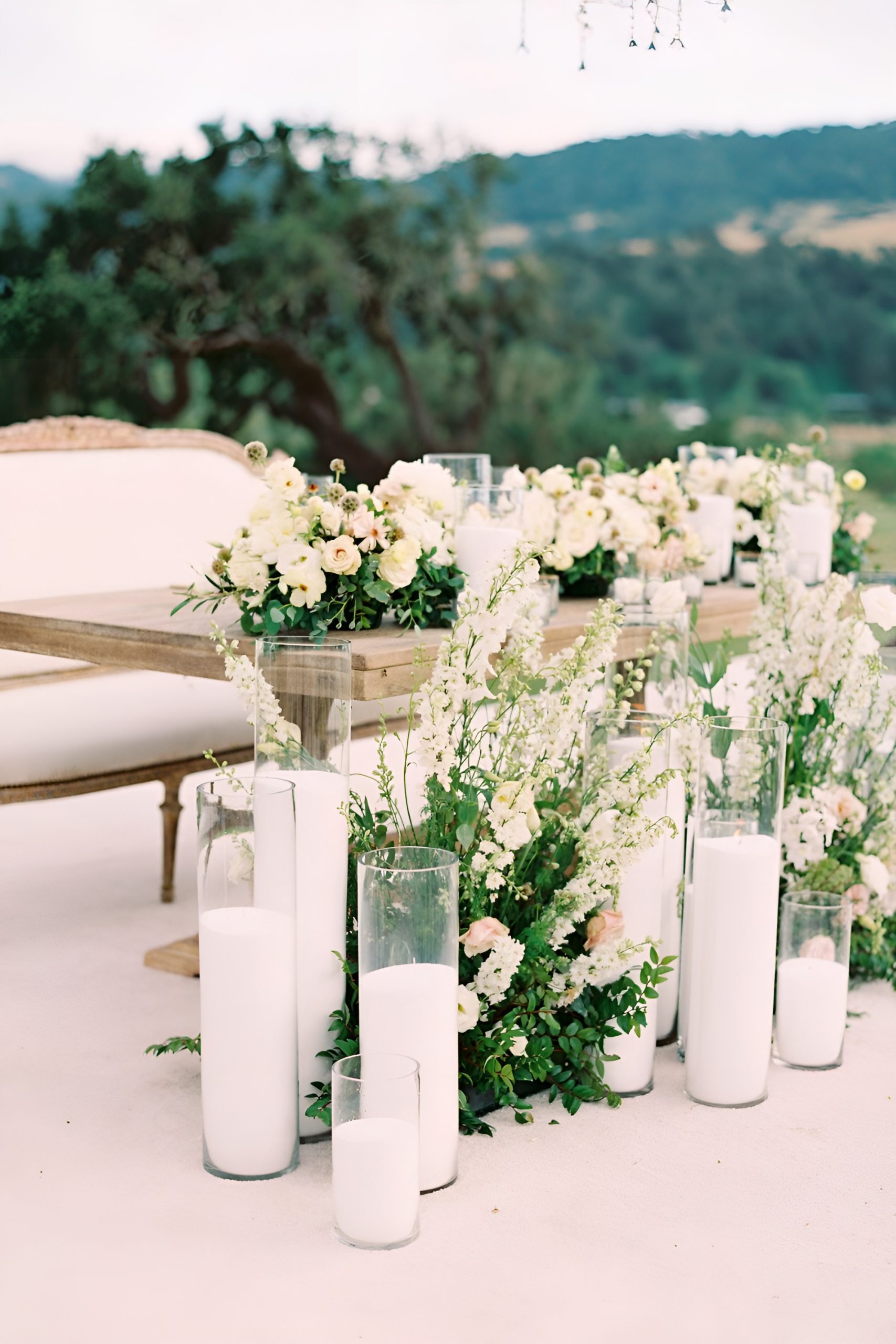 Sweetheart Table Flowers: Wedding Decor