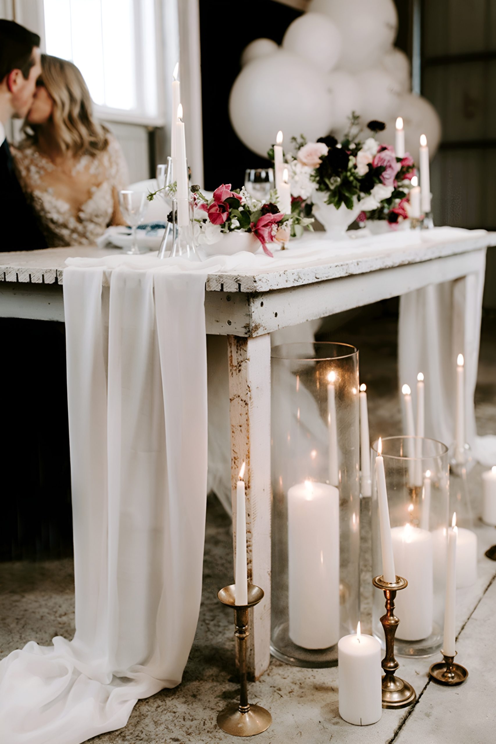 Sweetheart Table Flowers: Wedding Decor