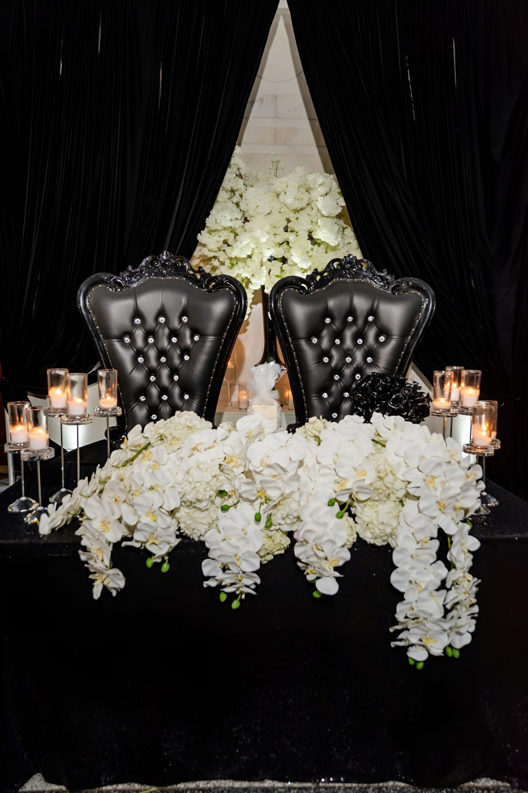 Sweetheart Table Flowers: Wedding