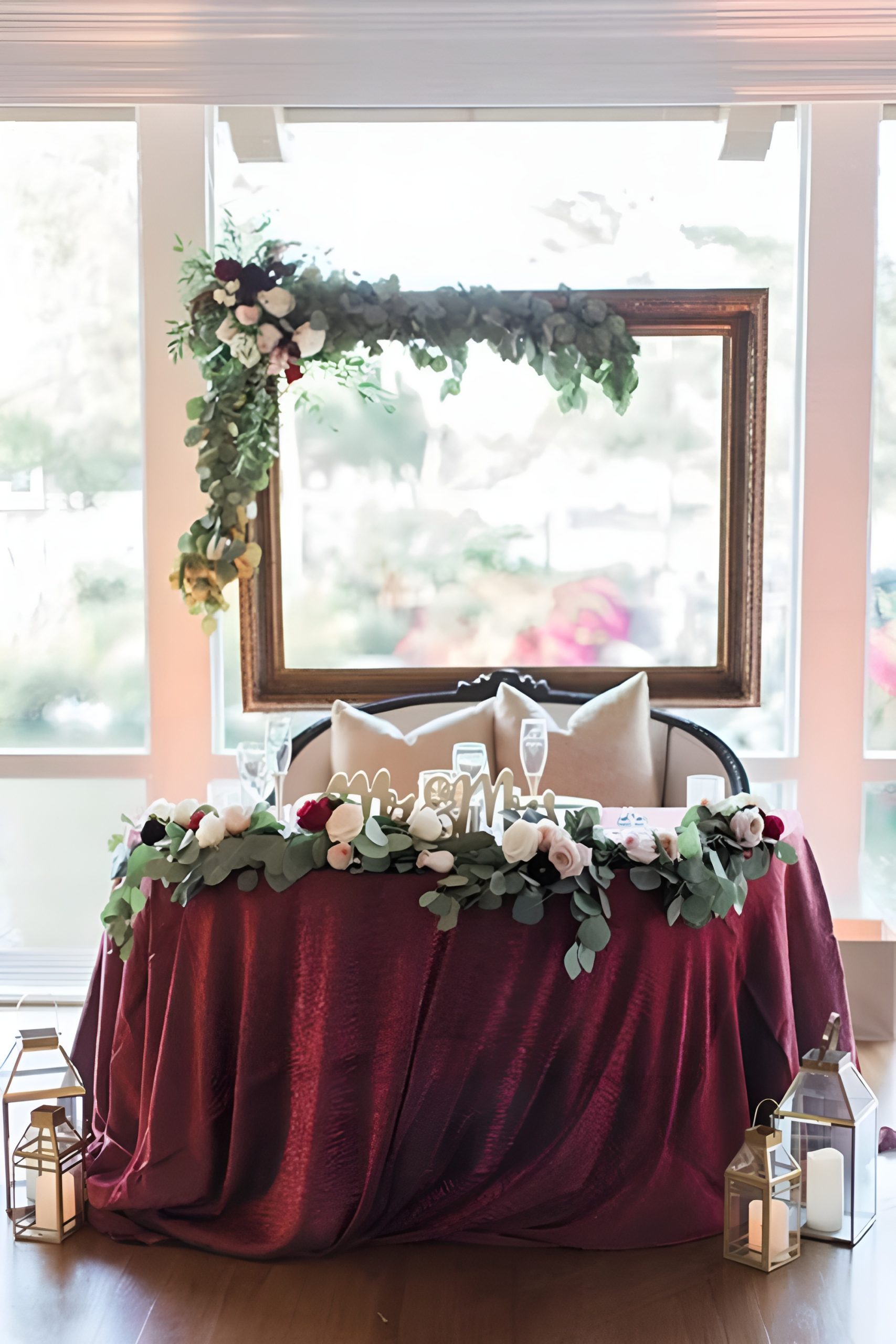 Sweetheart Table Flowers: Wedding Decor