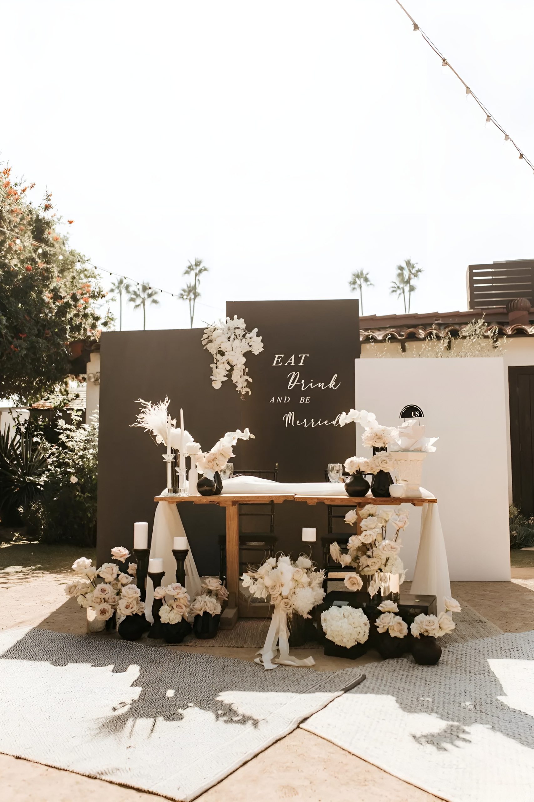 Sweetheart Table Flowers: Wedding Decor