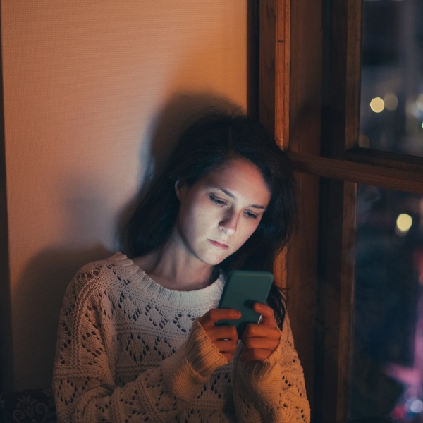 Why He Only Texts At 10pm – That’s Your Sign To Block And Glow