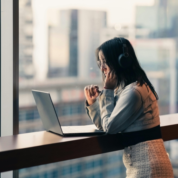 How to Balance Your Day Job and Side Hustle Without Burning Out