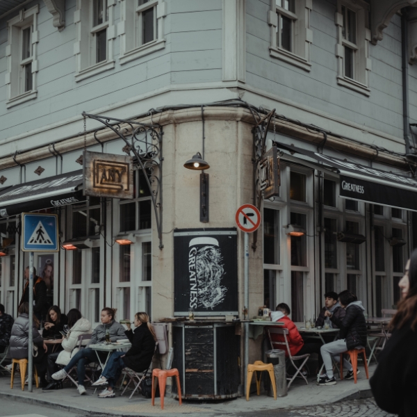 How to Find Cute Cafés While Traveling, Simple Tricks That Work